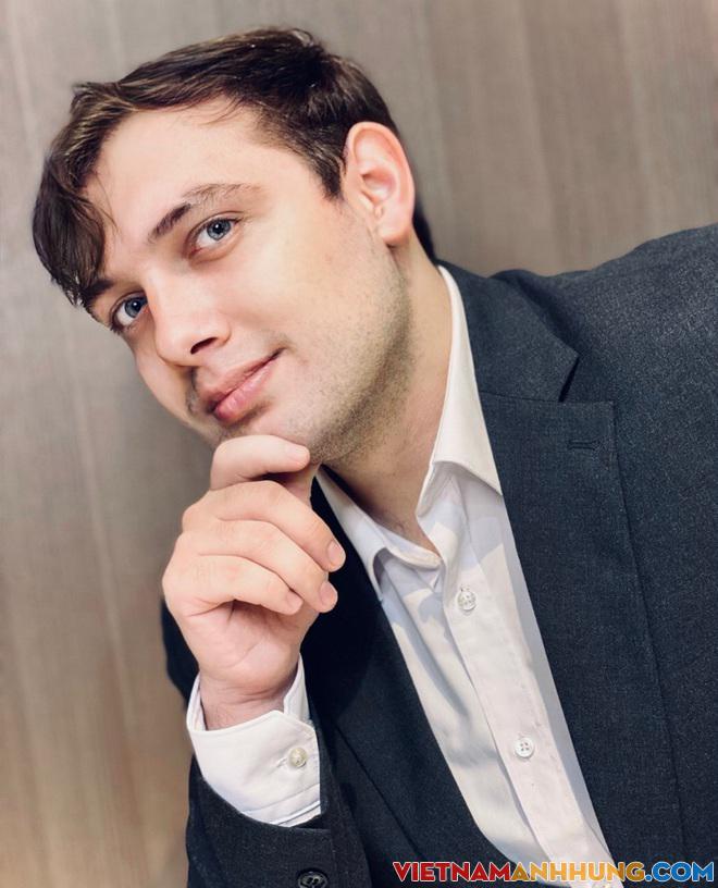 TikToker “Anh Nga Ngố” nổi tiếng clip học tiếng Việt hài hước