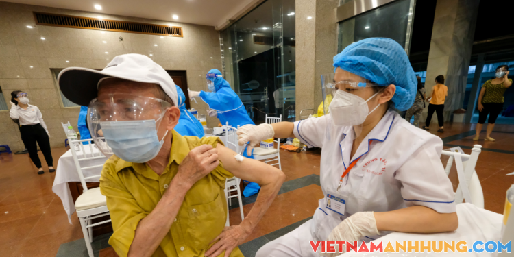 100% người dân trên 18 tuổi được tiêm vaccine, Hà Nội có nên nới lỏng các hoạt động?