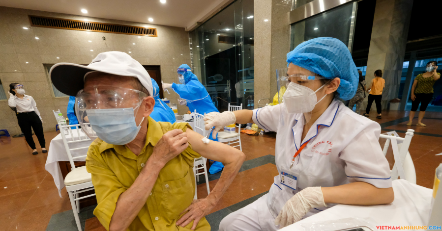 100% người dân trên 18 tuổi được tiêm vaccine, Hà Nội có nên nới lỏng các hoạt động?