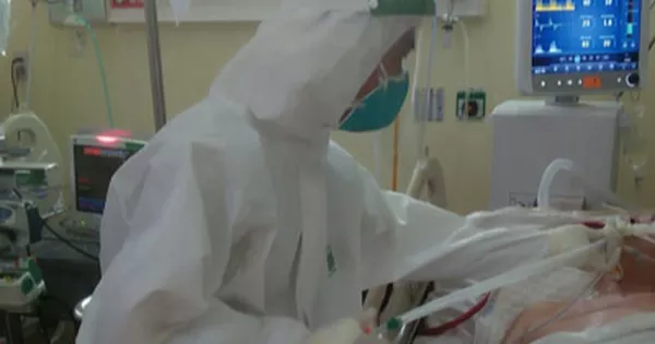 “F0” đút ăn cho bệnh nhân Covid-19