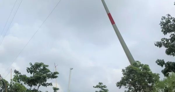 Xe chở cánh quạt điện gió gây sự cố khiến gần 3.500 hộ dân mất điện