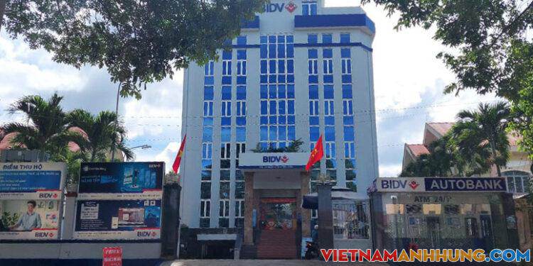 Làm rõ thông tin chi nhánh một ngân hàng đưa người ngoài vào tiêm vaccine