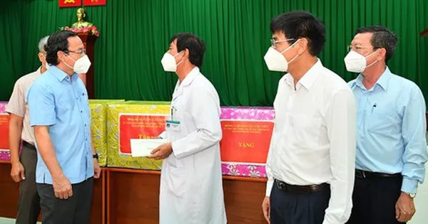 Bí thư Thành ủy TP HCM Nguyễn Văn Nên thăm Bệnh viện Điều trị Covid-19 Cần Giờ