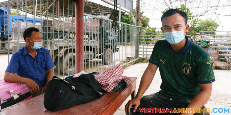 Hai cha con vượt hơn 1.500km ra Hà Nội bằng xe máy, “vạ vật” ở chốt kiểm soát 2 ngày