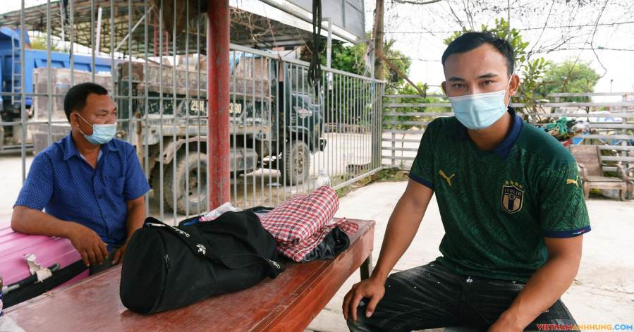 Hai cha con vượt hơn 1.500km ra Hà Nội bằng xe máy, “vạ vật” ở chốt kiểm soát 2 ngày