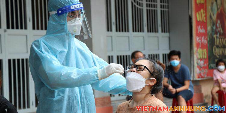 Nam thanh niên mắc Covid-19, 12 người liên quan test nhanh dương tính SARS-CoV-2