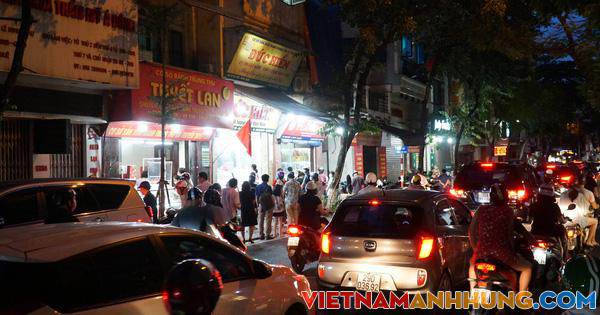 CLIP: Giao thông ùn ứ tại điểm bán bánh trung thu trên phố Thuỵ Khuê