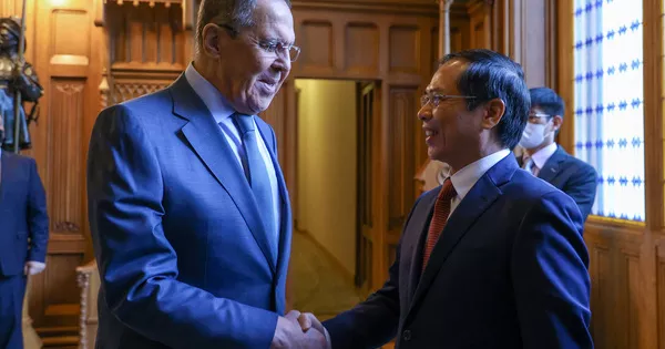 Đề nghị Nga hỗ trợ sản xuất vắc-xin, thuốc điều trị Covid-19