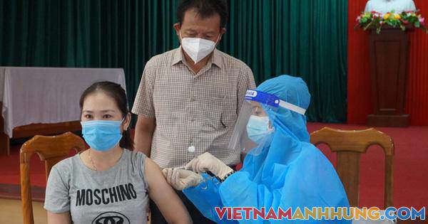 Tiêm 2 mũi vắc-xin AstraZeneca cách nhau 10 phút, nữ giáo viên nói gì?
