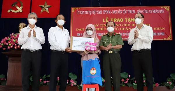 Nguyên Phó Thủ tướng Thường trực Trương Hòa Bình tặng máy tính cho học sinh khó khăn