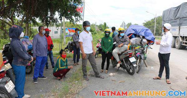 Nhiều người tự túc về quê “mắc kẹt” tại các chốt ở miền Tây