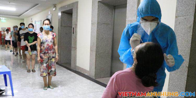 Hàng trăm học viên HV Quân y hỗ trợ Hà Nội tổng lực xét nghiệm Covid-19