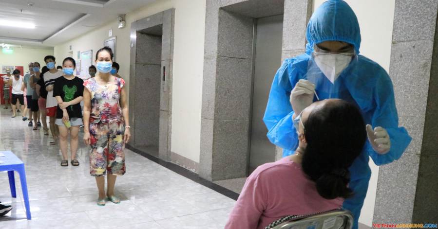 Hàng trăm học viên HV Quân y hỗ trợ Hà Nội tổng lực xét nghiệm Covid-19