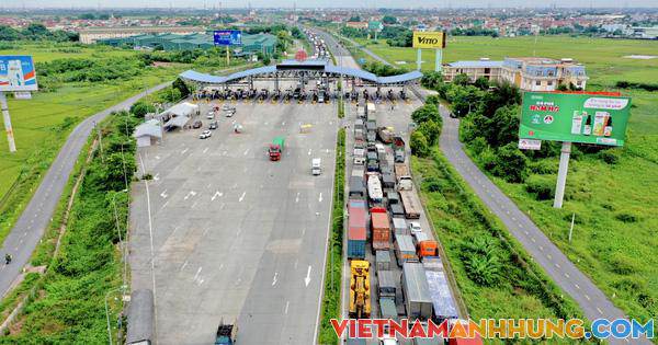 CLIP: Hàng trăm phương tiện “chôn chân” cả 1 km, phải “xả chốt” Pháp V