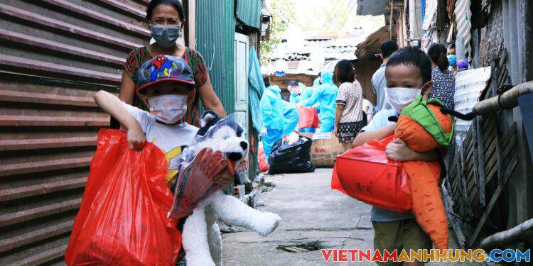 Trung thu đặc biệt của những trẻ nhỏ chân cầu Long Biên