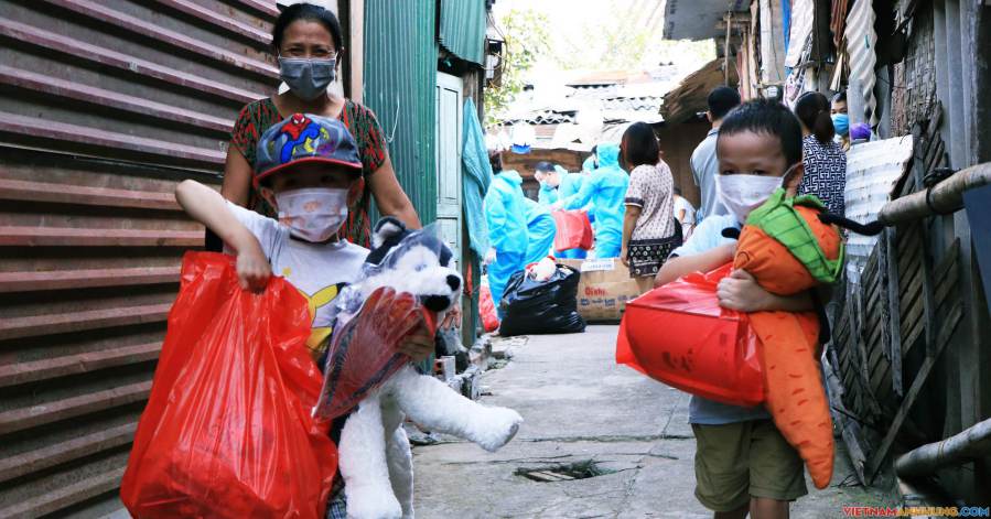 Trung thu đặc biệt của những trẻ nhỏ chân cầu Long Biên