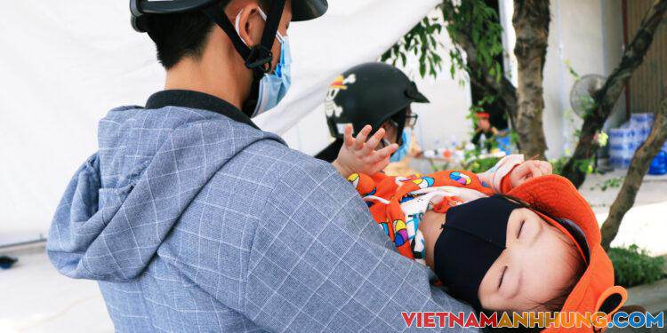 Trẻ nhỏ ngủ gục, đội nắng theo chân cha mẹ vượt trăm km ra Hà Nội kiếm kế sinh nhai