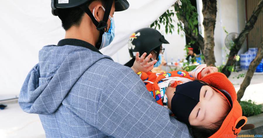 Trẻ nhỏ ngủ gục, đội nắng theo chân cha mẹ vượt trăm km ra Hà Nội kiếm kế sinh nhai