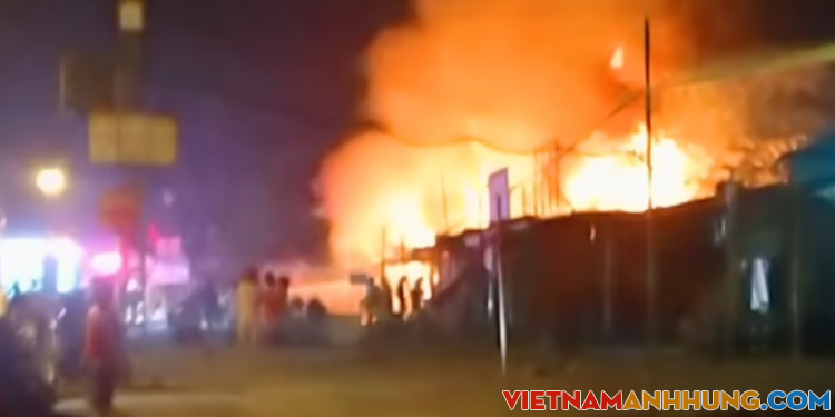 4 ki ốt kinh doanh trên phố Lĩnh Nam cháy lớn trong đêm, nhiều hàng hoá bị thiêu rụi