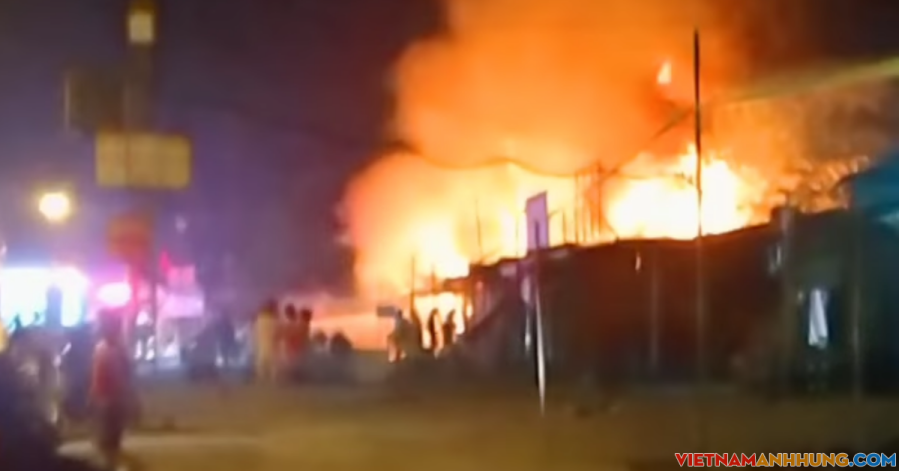 4 ki ốt kinh doanh trên phố Lĩnh Nam cháy lớn trong đêm, nhiều hàng hoá bị thiêu rụi