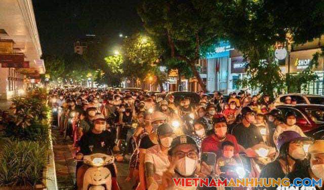 ‘Biển người’ đổ ra đường trong đêm Trung thu, các tuyến phố trung tâm Hà Nội đông nghẹt