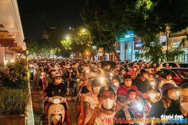 ‘Biển người’ đổ ra đường trong đêm Trung thu, các tuyến phố trung tâm Hà Nội đông nghẹt