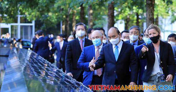 Chủ tịch nước Nguyễn Xuân Phúc thăm Khu tưởng niệm nạn nhân vụ khủng bố 11-9