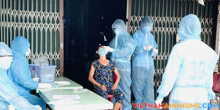 Tổ chức xét nghiệm cho 46.000 học sinh lớp 9 và lớp 12 để chuẩn bị phương án học trực tiếp