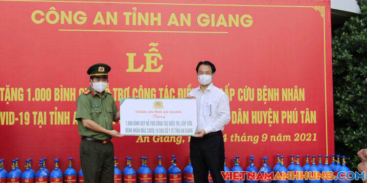 Doanh nghiệp đồng hành cùng Công an trao tặng 2.000 bình oxy, 50 tấn gạo