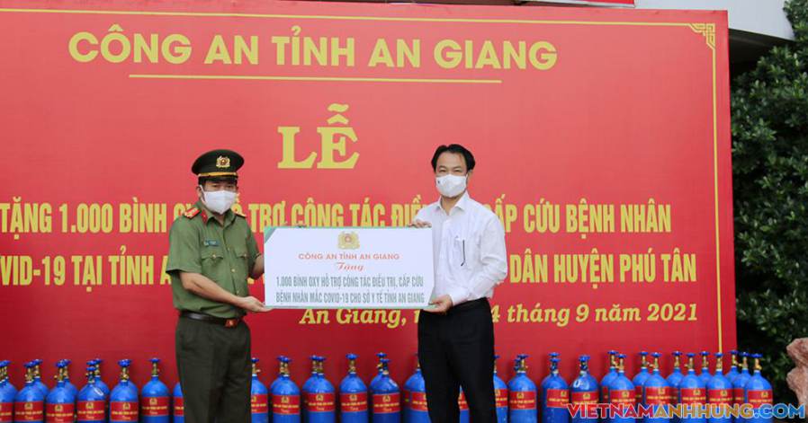 Doanh nghiệp đồng hành cùng Công an trao tặng 2.000 bình oxy, 50 tấn gạo