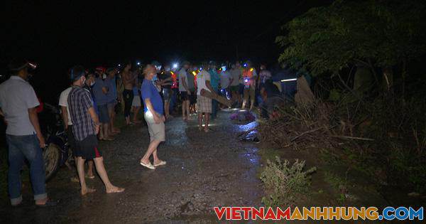 Đi chợ bán cà chua, người phụ nữ mang thai bị nước lũ cuốn