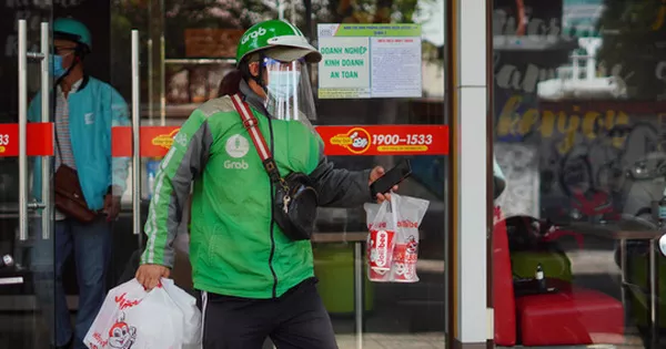 TP HCM: Đường phố TP HCM tấp nập shipper, hối hả giao hàng