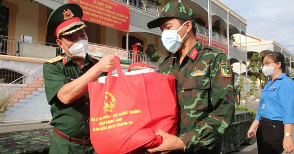 100.000 phần quà và 4.000 tấn gạo của Bộ Quốc phòng đến tay người dân TP HCM