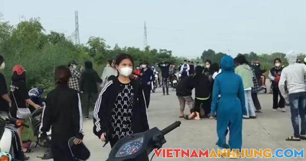 2 nữ sinh kéo theo 50 bạn học mang dao, tuýp sắt… ra đê “hỗn chiến”