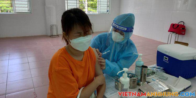 Hàng trăm nghìn người báo cáo sai sót trên Cổng thông tin tiêm chủng Covid-19