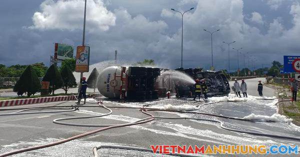 Lật xe bồn chở 20 tấn gas trên cầu vượt, sẵn sàng di tản dân trong bán kính 100m