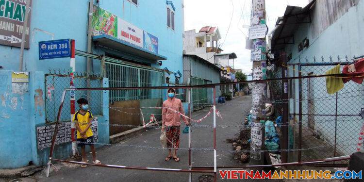 Người dân ở “vùng xanh” của TP Dĩ An được ra đường