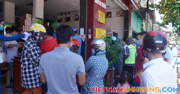 Dân chen chúc mua bánh trung thu, công an phải phong tỏa tiệm bánh