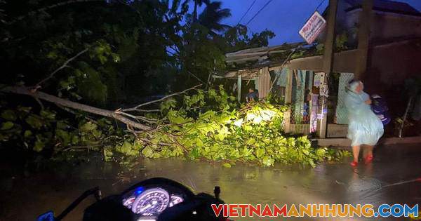 Quảng Nam đang có gió mạnh, lốc xoáy làm tốc mái nhiều nhà dân