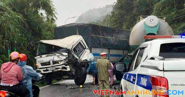 Xe tải đối đầu xe trộn bê-tông rồi dính chùm, chắn ngang đèo Bảo Lộc