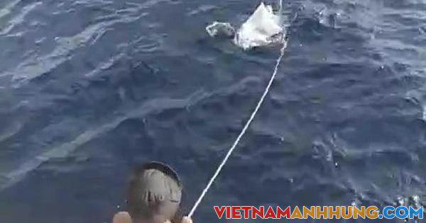 Tàu cá cháy, 13 ngư dân may mắn được cứu sống nhờ tàu bạn thấy cột khói bốc lên cao