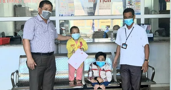 Xúc động hình ảnh cặp đôi khuyết tật đăng ký kết hôn