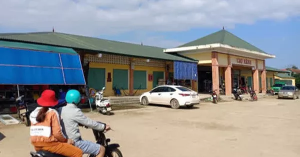 Đình chỉ phó ban quản lý chợ vì “ưu ái” người nhà tiêm vắc-xin Covid-19