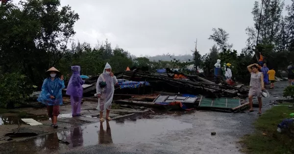 Quảng Ngãi: Lốc xoáy làm tốc mái hàng chục nhà dân giữa đêm khuya