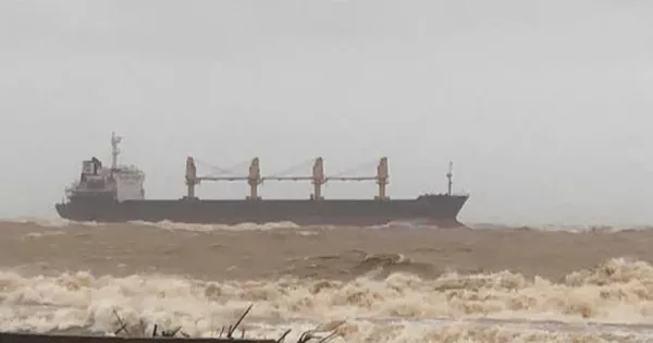 Tàu hàng có 8 người Trung Quốc mắc cạn trên vùng biển Quảng Trị