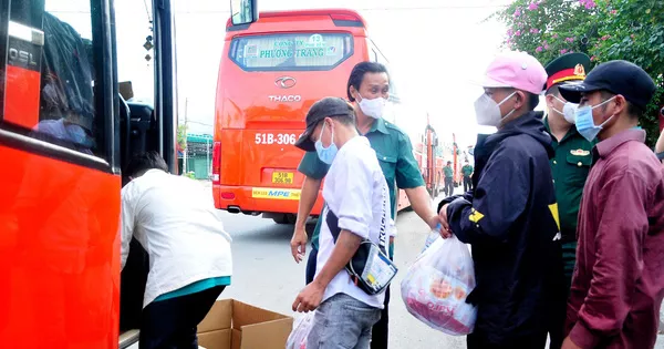 Gần 100 người từ Long An tự phát về quê đã gặp bất ngờ lớn khi đến TP HCM