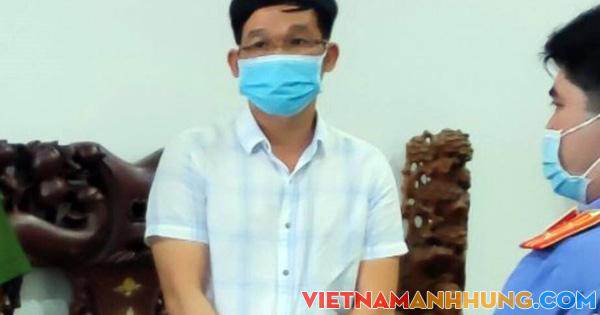 Bắt cán bộ chi cục thuế chiếm giữ 7 quyển hóa đơn bán hàng rồi mang đi bán lẻ