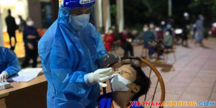 Hơn 200 trẻ em dưới 16 tuổi mắc Covid-19, huỷ bỏ kế hoạch dạy học trực tiếp khối 12 từ 1/11