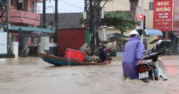 Hà Tĩnh – Quảng Bình: Nước lũ bủa vây, người dân chèo thuyền đi lại trên phố