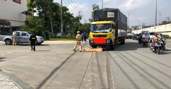 Thương tâm: Người phụ nữ bị xe tải cuốn vào gầm